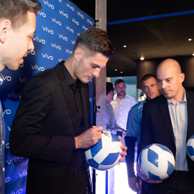 Hvězdný český fotbalista je na nějakou dobu v Česku.