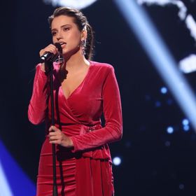 V červených šatech působila jako stará mladá.