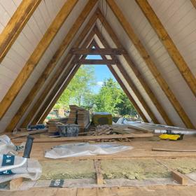 Musela se vyměnit střecha a tak vzniká půda pro spaní návštěv.