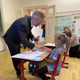 Miloš Vystrčil navštívil malotřídku, na kterou v minulosti docházela jeho maminka.