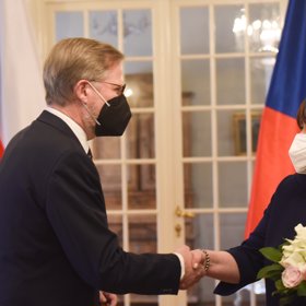Petr Fiala předal květinu první dámě.