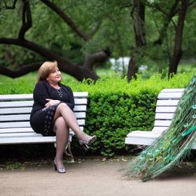 Schillerová obdivně vzhlíží k pávovi.