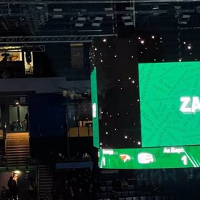 Na obrazovce se objevilo heslo "Za mír".