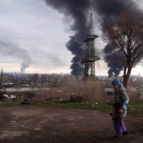Hustý dým nad Mariupolem. Některé zdroje informují o tom, že Rusové v mobilních krematoriích pálí mrtvá těla.