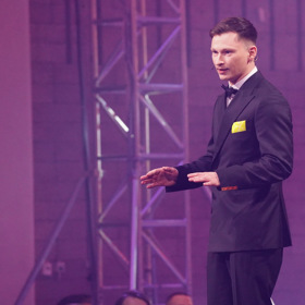 Moderátor Martin Mikyska alias Mikýř.