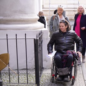 I přes invalidní vozík se ale dokázal hrdě vrátit na divadelní prkna.