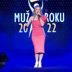 Hvězda seriálu Zoo Michaela Pecháčková tentokrát v roli zpěvačky. Růžová jí sluší.