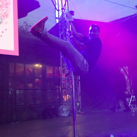 Také si střihl striptýz na pódiu.