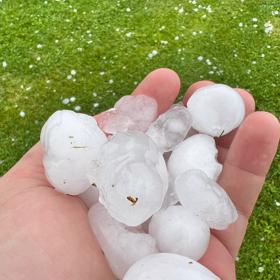 Kroupy o velikosti míčků.