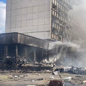 Budovy jsou zničené.