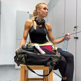 Modelka na své postavě nepřestává makat.