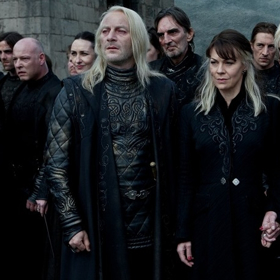 V popředí rodina Malfoyových.