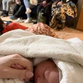 Mia se narodila v protileteckém krytu.