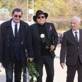 Na pohřeb přišlo plno známých osobností.