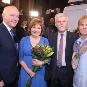 Petr Pavel a jeho žena Eva přivítali senátora Pavla Fischera a jeho ženu Kláru. Ten mu přijel vyjádřit podporu v druhém kole prezidentských voleb. 