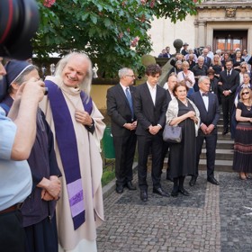 Na pohřeb přišla spousta lidí.