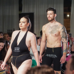 Přehlídka Debbie Brown.