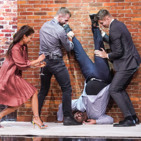 Nedokázal se udržet na rukou.