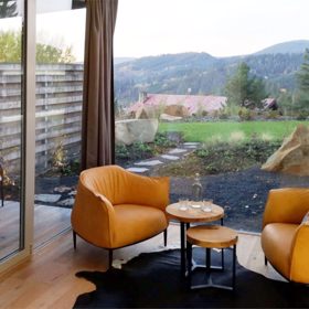 Pokoj je prosklený ze tří stran a nabízí všestranný luxus.