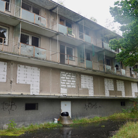 První patro obytné budovy je zazděné.