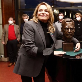 Bývalá manželka Václava Havla si bustu pochvalovala.