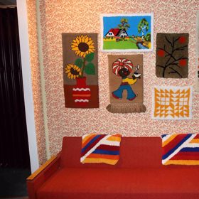 Koberečky místo obrazů.