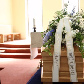 Smuteční věnec od milovaných vnoučat. 