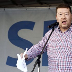 Kontroverzní politik Tomio Okamura.