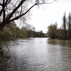 Hasiči tak minulý týden prohledali koryto řeky poté, co byla její hladina snížena o metr.