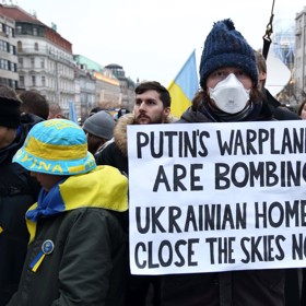 Uzavřete nebe! Hlásá transparent.