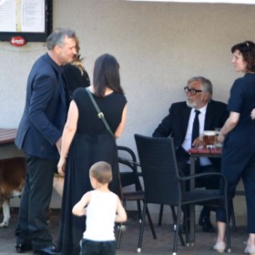 Jiří Bartoška v družném hovoru. Vlevo Jiří Macháček.