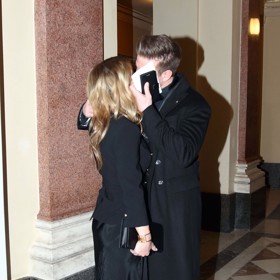 Vladimír Polívka se nebál políbit přítelkyni před novináři. Zřejmě se ale trochu styděl.