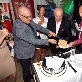 Narozeninový dort nechyběl.