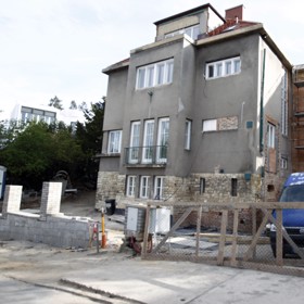 V roce 2010 jej Jakeš s ženou přenechali synům.