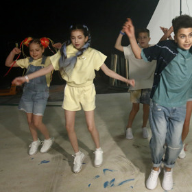 Teď se podílí na písni a klipu nové skupiny Mango.