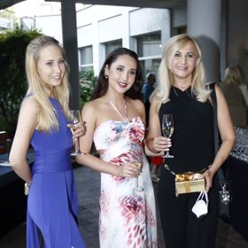 Na 77. narozeniny Františka Janečka zavítaly i sestry Grossovy s maminkou.