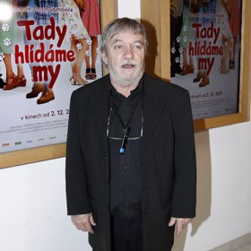 V komedii Příště budeme chytřejší, staroušku! si zahrál i Roman Skamene.