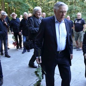 Na pohřeb dorazila hrstka herců.