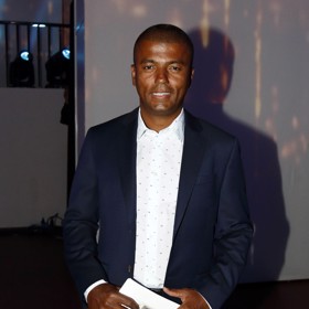 Moderátor Reynold Koranteng rád improvizuje.