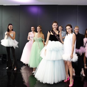 Vítězky Miss Czech Republic s módní návrhářkou Vandou Jandou.