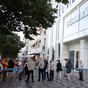 Zákazníci patrně nečekali, kolik se jich tu sejde.