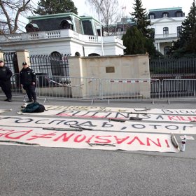 Před ruskou ambasádou v Praze kulminují demonstranti.