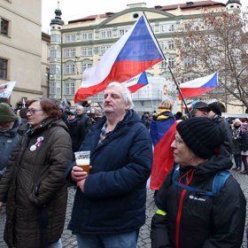 Demonstranti byli agresivní. 