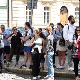 Fanoušci doufali, že uvidí alespoň kousek Johnnyho Deppa za sklem jeho odvozu. 