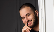 Mike Pán vypadá šťastně a možná trochu zmoudřel.
