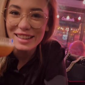 Rika po boku Stanleyho září štěstím. 