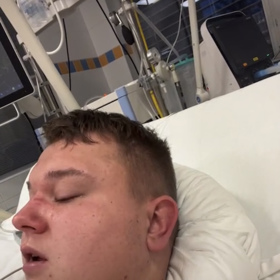 Influencer nyní skončil v nemocnici. Důvodem má být bitka s policisty, nejdříve ho však údajně zdrogovali přátelé. 