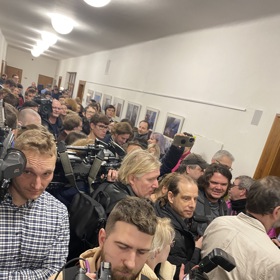 O soud s Dominikem Ferim je velký zájem.