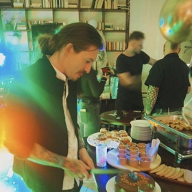 Přemek si vybírá ze záplavy dobrůtek.