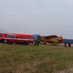 Nad lesem létají letadla a vrtulníky, které shazují vodu.
